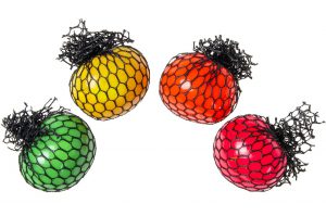 12 stuks Squeeze Stress Mesh bal in netje - 65 mm - uitdeelcadeautje traktatie kinderverrassingen